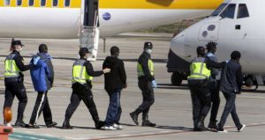 Transporte aérero de pasajeros para el traslado de personas extranjeras.